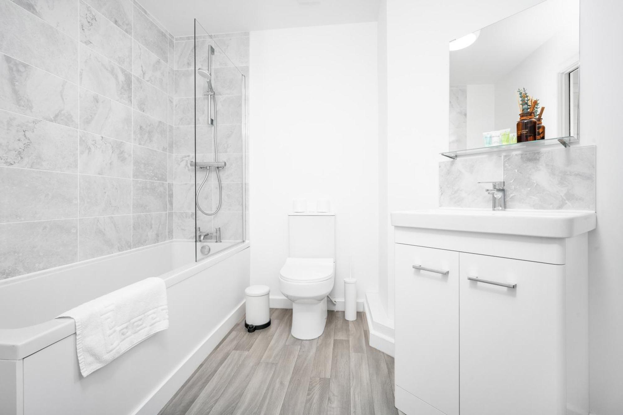 New 2 Bedroom Deluxe Apartment - Parking - Wifi & Netflix - Top Rated - 50C Cradley Heath Eksteriør billede