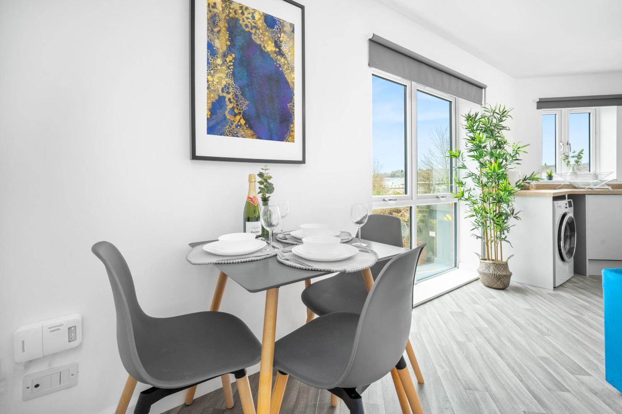 New 2 Bedroom Deluxe Apartment - Parking - Wifi & Netflix - Top Rated - 50C Cradley Heath Eksteriør billede
