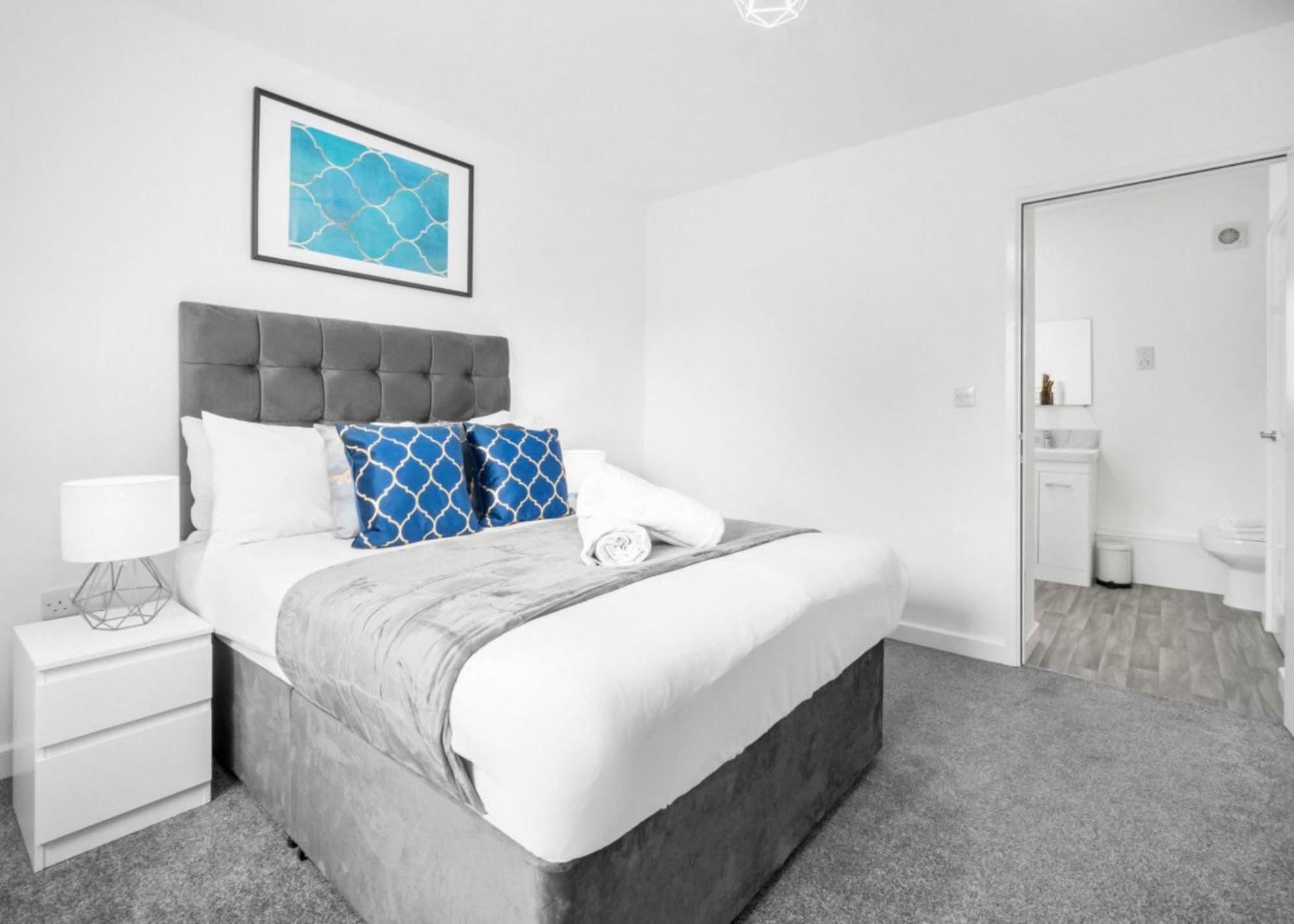 New 2 Bedroom Deluxe Apartment - Parking - Wifi & Netflix - Top Rated - 50C Cradley Heath Eksteriør billede